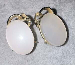 Vintage LERU Gold Tone Oval Pale white Thermoset Lucite Clip-On Earrings